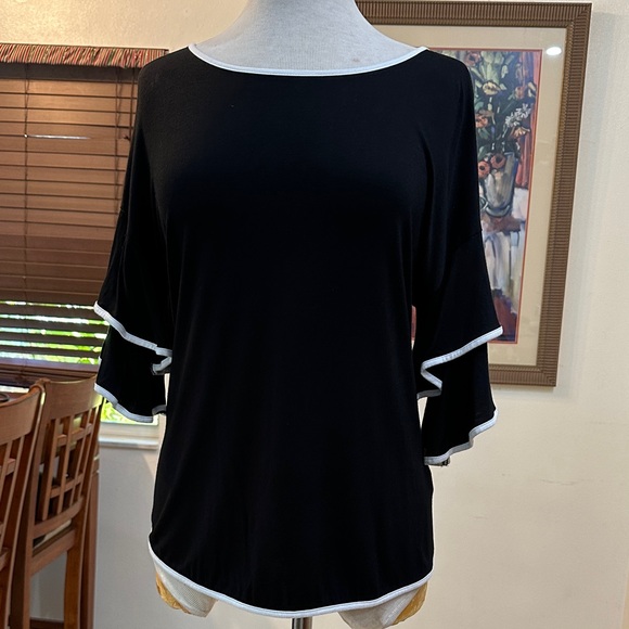 Cable & Gauge Black Top w/ White Trim and Ruffle Sleeves Size Medium - Picture 3 of 8